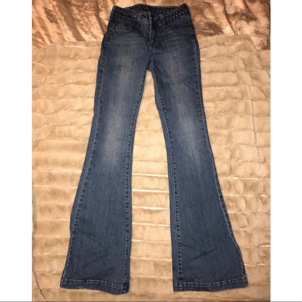 Kendall & Kylie bell bottom jeans! 😍💕